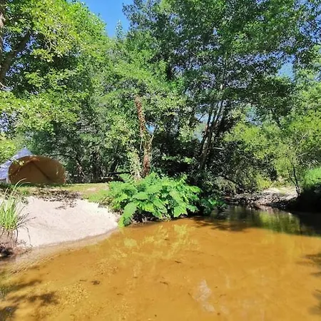 Le Tipi Ethnique Au Bord De La Riviere Campo de lujo