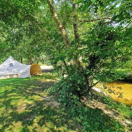 Campo de lujo Le Tipi Ethnique Au Bord De La Riviere Mios