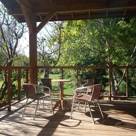 Le Tipi Ethnique Au Bord De La Riviere * Mios