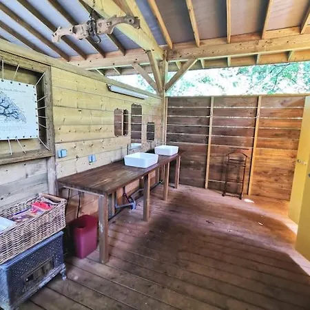 Le Tipi Ethnique Au Bord De La Riviere Campo de lujo *