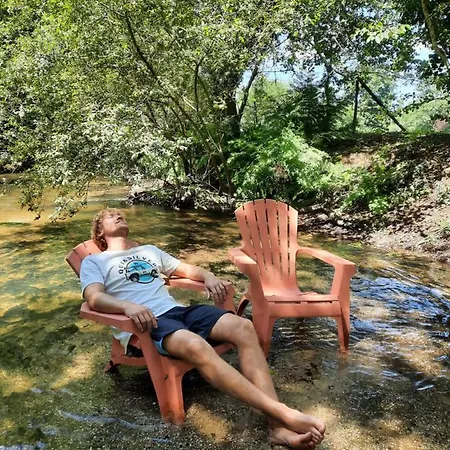 Le Tipi Ethnique Au Bord De La Riviere *
