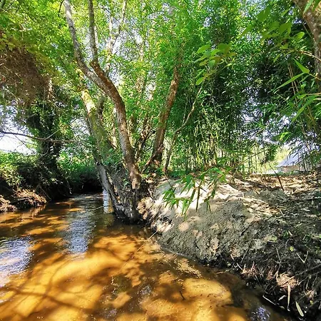 Le Tipi Ethnique Au Bord De La Riviere Campo de lujo Mios