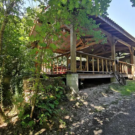 Le Tipi Ethnique Au Bord De La Riviere *