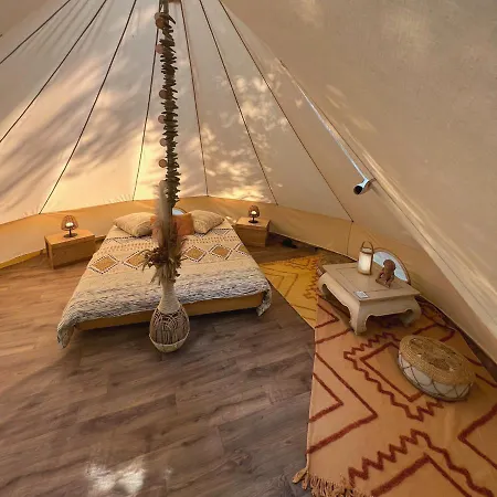 Le Tipi Ethnique Au Bord De La Riviere Mios