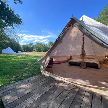 Le Tipi Ethnique Au Bord De La Riviere Mios