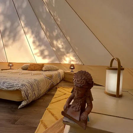 Le Tipi Ethnique Au Bord De La Riviere * Mios