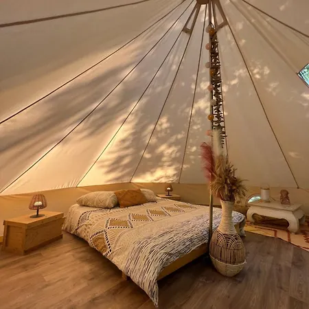 Le Tipi Ethnique Au Bord De La Riviere *
